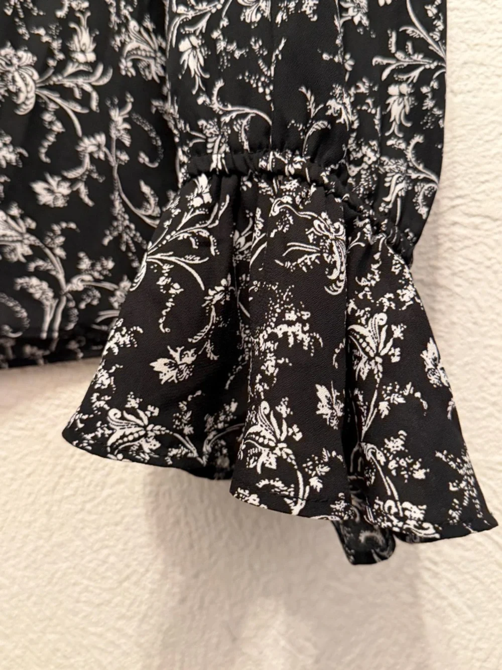 Carmen Marc Valvo Floral Blouse, size Small - Picture 4 of 4